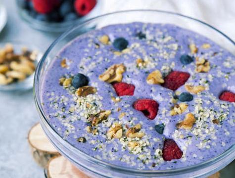 Low-carb blueberry protein smoothie bowl